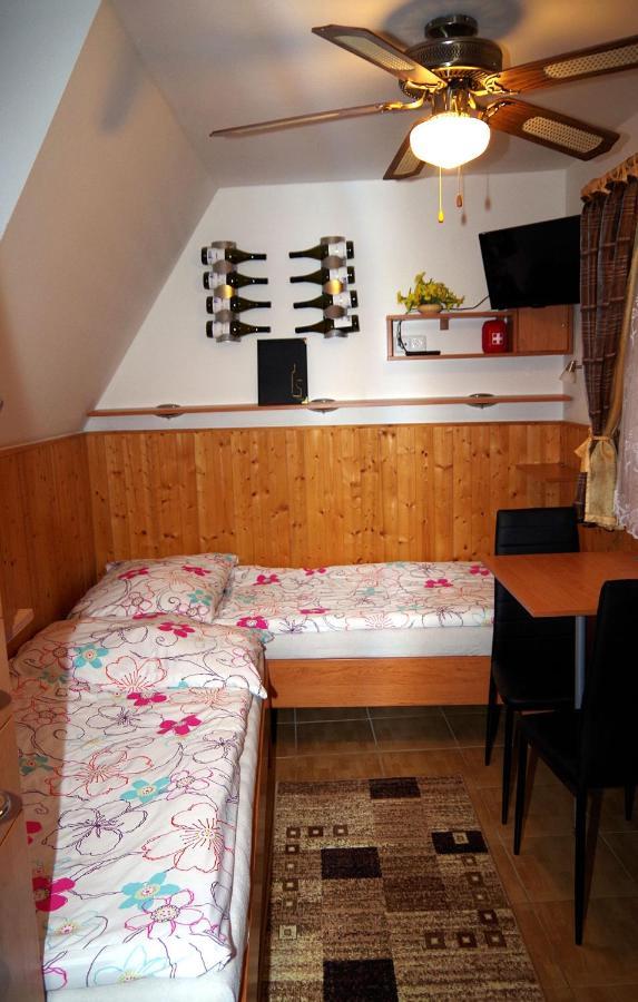 Sklep U Veselych Lägenhet Mutěnice Exteriör bild